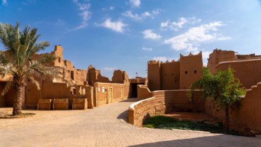 Shaqra, Suudi Arabistan - 14 Aralık 2024: Suudi Arabistan 'ın eski Shaqra köyündeki Antik Geleneksel Çamur Binalarının manzarası