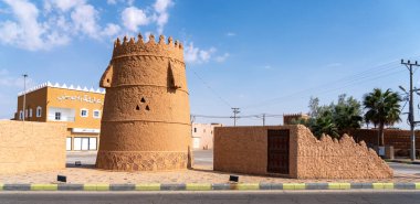 Ushaiqer, Suudi Arabistan - 14 Aralık 2024: Suudi Arabistan 'ın Ushaiqer köyündeki Antik Geleneksel Çamur Binalarına bakış