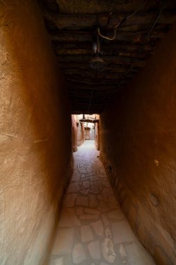 Ushaiqer, Suudi Arabistan - 14 Aralık 2024: Suudi Arabistan 'ın Ushaiqer köyündeki Antik Geleneksel Çamur Binalarına bakış