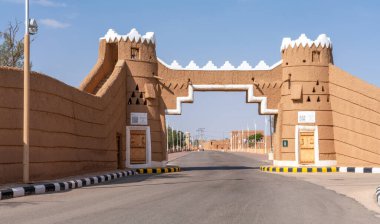 Shaqra, Suudi Arabistan - 14 Aralık 2024: Suudi Arabistan 'ın eski Shaqra köyündeki Antik Geleneksel Çamur Binalarının manzarası