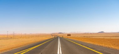 Suudi Arabistan Çölü - 15 Aralık 2024: Riyad 'dan AlUla' ya uzanan manzaralı yol, kum çölü, kaya oluşumları ve dağlardan geçmektedir.