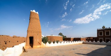 Ushaiqer, Suudi Arabistan - 14 Aralık 2024: Suudi Arabistan 'ın eski Ushaiqer Köyü' ndeki çamurdan yapılmış Faylaqia Camii