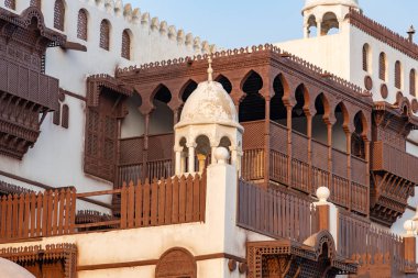 Günbatımında Jeddah 'daki Al Tayibat Şehir Müzesi, Suudi Arabistan, geleneksel mimari tasarımı ile bölgenin zengin kültürel mirasını sergiliyor.