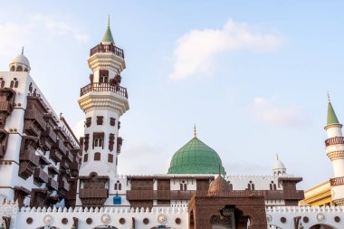 Günbatımında Jeddah 'daki Al Tayibat Şehir Müzesi, Suudi Arabistan, geleneksel mimari tasarımı ile bölgenin zengin kültürel mirasını sergiliyor.