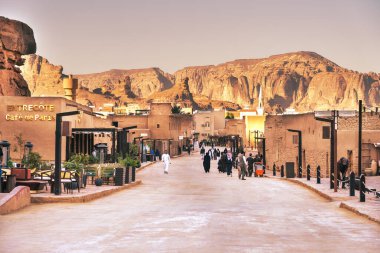 Alula, Suudi Arabistan - 15 Aralık 2024: Suudi Arabistan 'daki Alula Eski Kasabası, tarihi harabeleri ve geleneksel dar sokakları olan tarihi çamur tuğlası şehri