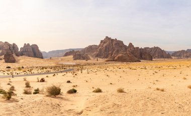 Alula, Suudi Arabistan - 17 Aralık 2024: Alula 'nın Ashar Vadisi' ndeki Aynalı Maraya Konser Salonu, Suudi Arabistan 'ın çarpıcı çöl manzarasını, modern mimarisini ve doğal güzelliğini yansıtır.