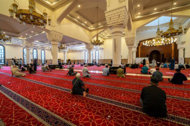 Medine, Suudi Arabistan - 18 Aralık 2024: Şehitler, Medine, Suudi Arabistan Camii 'ndeki hacılar, İslam mirası, tüm Müslüman dünyasından ziyaretçilerin ilgisini çeken kutsal bölge.