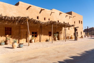 Alula, Suudi Arabistan - 15 Aralık 2024: Suudi Arabistan 'daki Alula Eski Kasabası, tarihi harabeleri ve geleneksel dar sokakları olan tarihi çamur tuğlası şehri