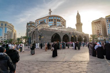 Medine, Suudi Arabistan - 18 Aralık 2024: Mescid-i Haram, El-Musalla, Bulutlar Camii, Medine, Suudi Arabistan, İslam dünyasından ziyaretçilerin ilgisini çeken kutsal bölge.