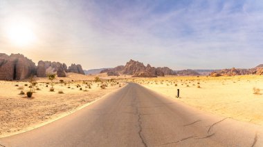 Alula, Suudi Arabistan - 17 Aralık 2024: Alula 'nın Ashar Vadisi' ndeki Aynalı Maraya Konser Salonu, Suudi Arabistan 'ın çarpıcı çöl manzarasını, modern mimarisini ve doğal güzelliğini yansıtır.