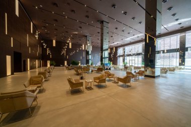 Alula, Suudi Arabistan - 17 Aralık 2024: Alula 'nın Ashar Vadisi' ndeki Aynalı Maraya Konser Salonu, Suudi Arabistan 'ın çarpıcı çöl manzarasını, modern mimarisini ve doğal güzelliğini yansıtır.