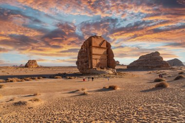 Alula, Suudi Arabistan - 16 Aralık 2024: Kuza Aslanı 'nın Günbatımında Mezarı, Nabataean antik Hegra kentindeki kumtaşı anıtı, Suudi Arabistan' daki arkeolojik merak