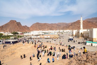 Medine, Suudi Arabistan - 18 Aralık 2024: Archers Hill Uhud üzerindeki hacılar, Şehitler, Medine, Suudi Arabistan Camii 'nin önünde, tüm Müslüman dünyası için kutsal bölge