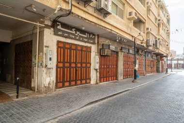 Jeddah, Suudi Arabistan - 20 Aralık 2024: Pazar sabahı erken saatlerde, Suudi Arabistan 'ın tarihi Al Balad ilçesi sessiz ve hareketsiz, dükkanlar kapalı ve sokaklar boş