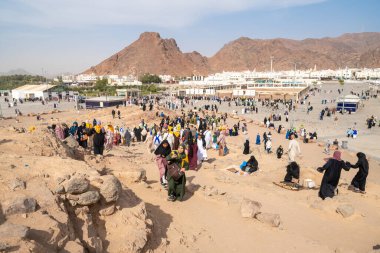 Medine, Suudi Arabistan - 18 Aralık 2024: Archers Hill Uhud üzerindeki hacılar, Şehitler, Medine, Suudi Arabistan Camii 'nin önünde, tüm Müslüman dünyası için kutsal bölge