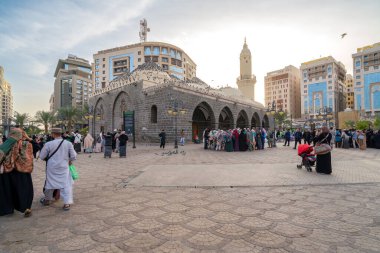 Medine, Suudi Arabistan - 18 Aralık 2024: Mescid-i Haram, El-Musalla, Bulutlar Camii, Medine, Suudi Arabistan, İslam dünyasından ziyaretçilerin ilgisini çeken kutsal bölge.