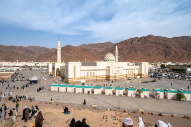 Medine, Suudi Arabistan - 18 Aralık 2024: Şehitler, Medine, Suudi Arabistan Camii 'ndeki hacılar, İslam mirası, tüm Müslüman dünyasından ziyaretçilerin ilgisini çeken kutsal bölge.
