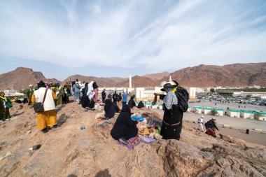 Medine, Suudi Arabistan - 18 Aralık 2024: Archers Hill Uhud üzerindeki hacılar, Şehitler, Medine, Suudi Arabistan Camii 'nin önünde, tüm Müslüman dünyası için kutsal bölge