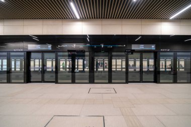 Riyad, Suudi Arabistan - 22 Aralık 2024: Suudi Arabistan 'da modern ve şaşırtıcı Kral Abdullah Financial District Metro İstasyonu, KAFD