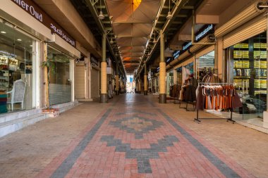 Riyad, Suudi Arabistan - 22 Aralık 2024: Souk Az-Zal, Suudi Arabistan 'ın kültürel mirası Riyad' da bir dizi geleneksel el işi ve baharat sunan canlı bir pazar yeri.