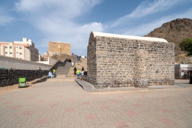 Medine, Suudi Arabistan - 18 Aralık 2024: Medine, Suudi Arabistan 'daki Salman Al Farsi Camii' ndeki hacılar, İslam dünyasından ziyaretçilerin ilgisini çeken kutsal bir bölge.