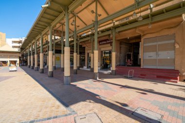 Riyad, Suudi Arabistan - 22 Aralık 2024: Souk Az-Zal, Suudi Arabistan 'ın kültürel mirası Riyad' da bir dizi geleneksel el işi ve baharat sunan canlı bir pazar yeri.