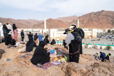 Medine, Suudi Arabistan - 18 Aralık 2024: Archers Hill Uhud üzerindeki hacılar, Şehitler, Medine, Suudi Arabistan Camii 'nin önünde, tüm Müslüman dünyası için kutsal bölge