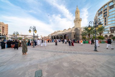 Medine, Suudi Arabistan - 18 Aralık 2024: Mescid-i Haram, El-Musalla, Bulutlar Camii, Medine, Suudi Arabistan, İslam dünyasından ziyaretçilerin ilgisini çeken kutsal bölge.