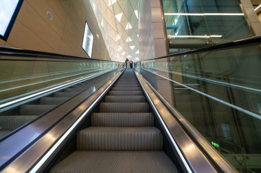 Riyad, Suudi Arabistan - 22 Aralık 2024: Suudi Arabistan 'da modern ve şaşırtıcı Kral Abdullah Financial District Metro İstasyonu, KAFD