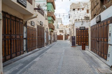 Jeddah, Suudi Arabistan - 20 Aralık 2024: Pazar sabahı erken saatlerde, Suudi Arabistan 'ın tarihi Al Balad ilçesi sessiz ve hareketsiz, dükkanlar kapalı ve sokaklar boş