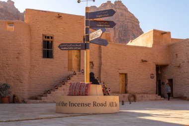 Alula, Suudi Arabistan - 15 Aralık 2024: Suudi Arabistan 'daki Alula Eski Kasabası, tarihi harabeleri ve geleneksel dar sokakları olan tarihi çamur tuğlası şehri