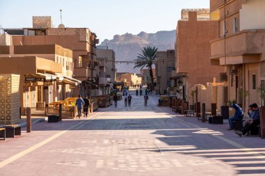 Alula, Suudi Arabistan - 15 Aralık 2024: Suudi Arabistan 'daki Alula Eski Kasabası, tarihi harabeleri ve geleneksel dar sokakları olan tarihi çamur tuğlası şehri