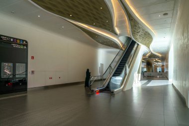 Riyad, Suudi Arabistan - 22 Aralık 2024: Suudi Arabistan 'da modern ve şaşırtıcı Kral Abdullah Financial District Metro İstasyonu, KAFD