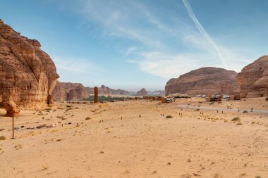 Alula, Suudi Arabistan - 17 Aralık 2024: Habitatlarımızdan Karavan Alula, Ashar Vadisi, Alula, Suudi Arabistan 'ın kumtaşı oluşumlarının inanılmaz çöl manzarasında büyüleyici bir deneyim.