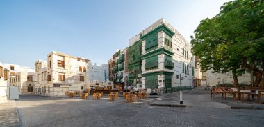 Jeddah, Suudi Arabistan - 20 Aralık 2024: Pazar sabahı erken saatlerde, Suudi Arabistan 'ın tarihi Al Balad ilçesi sessiz ve hareketsiz, dükkanlar kapalı ve sokaklar boş