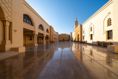 Riyad, Suudi Arabistan - 22 Aralık 2024: Riyad 'daki Kral Abdülaziz Büyük Camii, Suudi Arabistan' daki Mescid-i Malik Abdul Aziz, modern İslam mimarisinin muhteşem vasiyetnamesi.