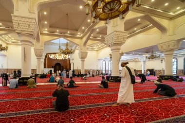 Medine, Suudi Arabistan - 18 Aralık 2024: Şehitler, Medine, Suudi Arabistan Camii 'ndeki hacılar, İslam mirası, tüm Müslüman dünyasından ziyaretçilerin ilgisini çeken kutsal bölge.