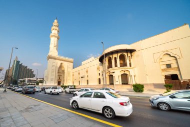 Jeddah, Suudi Arabistan - 19 Aralık 2024: Büyük Mescid Malik Suud, veya Kral Suud Camii, Suudi Arabistan 'da, modern İslam mimarisinin etkileyici bir örneği, yüksek minareleri