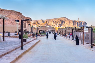 Alula, Suudi Arabistan - 15 Aralık 2024: Suudi Arabistan 'daki Alula Eski Kasabası, tarihi harabeleri ve geleneksel dar sokakları olan tarihi çamur tuğlası şehri
