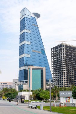 Jeddah, Suudi Arabistan - 19 Aralık 2024: Suudi Arabistan 'da Jeddah Kornişi, Kızıldeniz kıyısı boyunca uzanan parlak gökdelenlerle modern mimarinin çarpıcı bir karışımını sergiliyor.