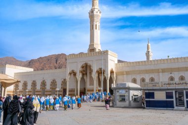 Medine, Suudi Arabistan - 18 Aralık 2024: Şehitler, Medine, Suudi Arabistan Camii 'ndeki hacılar, İslam mirası, tüm Müslüman dünyasından ziyaretçilerin ilgisini çeken kutsal bölge.
