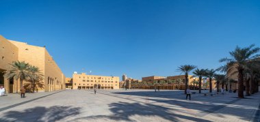 Riyad, Suudi Arabistan - 22 Aralık 2024: Suudi Arabistan 'ın Riyad kentindeki Deera Meydanı, zengin tarih ve modern dinamizmin birleştiği, Suudi kültürüne ziyaretçilerin benzer şekilde çekildiği aktivite merkezi.