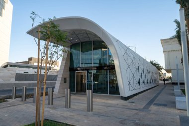 Riyad, Suudi Arabistan - 22 Aralık 2024: Olaya Caddesi 'nde günbatımında yürümek Riyad, Suudi Arabistan şehir merkezinin modern gökdelenleri arasında