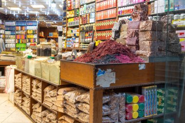 Jeddah, Suudi Arabistan - 20 Aralık 2024: Gün batımında Suudi Arabistan 'ın El Balad ilçesindeki Qabel Patikası canlanır. Dükkanlar ziyaretçileri eski şehir mirasını keşfetmeye davet ediyor.