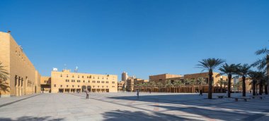 Riyad, Suudi Arabistan - 22 Aralık 2024: Suudi Arabistan 'ın Riyad kentindeki Deera Meydanı, zengin tarih ve modern dinamizmin birleştiği, Suudi kültürüne ziyaretçilerin benzer şekilde çekildiği aktivite merkezi.