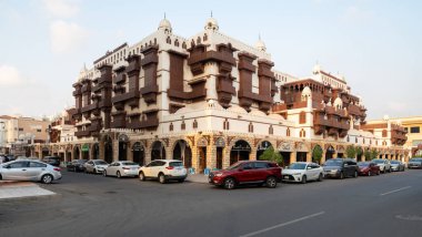 Jeddah, Suudi Arabistan - 19 Aralık 2024: Suudi Arabistan 'ın başkenti Jeddah' da Al Tayibat Şehir Müzesi, geleneksel mimari tasarımı ile bölgenin zengin kültürel mirasını sergiliyor.