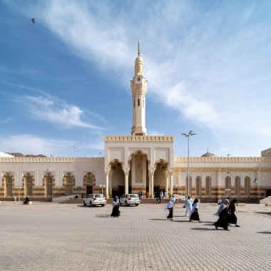 Medine, Suudi Arabistan - 18 Aralık 2024: Şehitler, Medine, Suudi Arabistan Camii 'ndeki hacılar, İslam mirası, tüm Müslüman dünyasından ziyaretçilerin ilgisini çeken kutsal bölge.