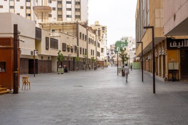 Jeddah, Suudi Arabistan - 20 Aralık 2024: Suudi Arabistan 'da, Pazar sabahı tarihi Jeddah bölgesinde, Qabel Patikası' ndaki dükkanlar kapalı, kentin uyanmasını bekliyor.