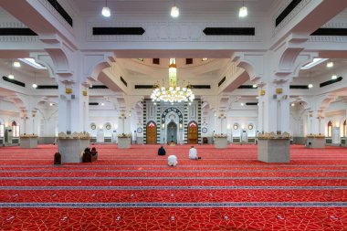 Medine, Suudi Arabistan - 18 Aralık 2024: Medine, Suudi Arabistan 'daki El Fath Camii' ndeki hacılar, İslam dünyasından ziyaretçilerin ilgisini çeken kutsal bir bölge.