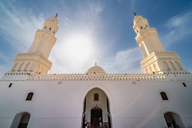 Medine, Suudi Arabistan - 18 Aralık 2024: Medine, Suudi Arabistan 'daki İki Qiblas Camii' ndeki hacılar, Müslüman dünyasından ziyaretçilerin ilgisini çeken kutsal bir alan.